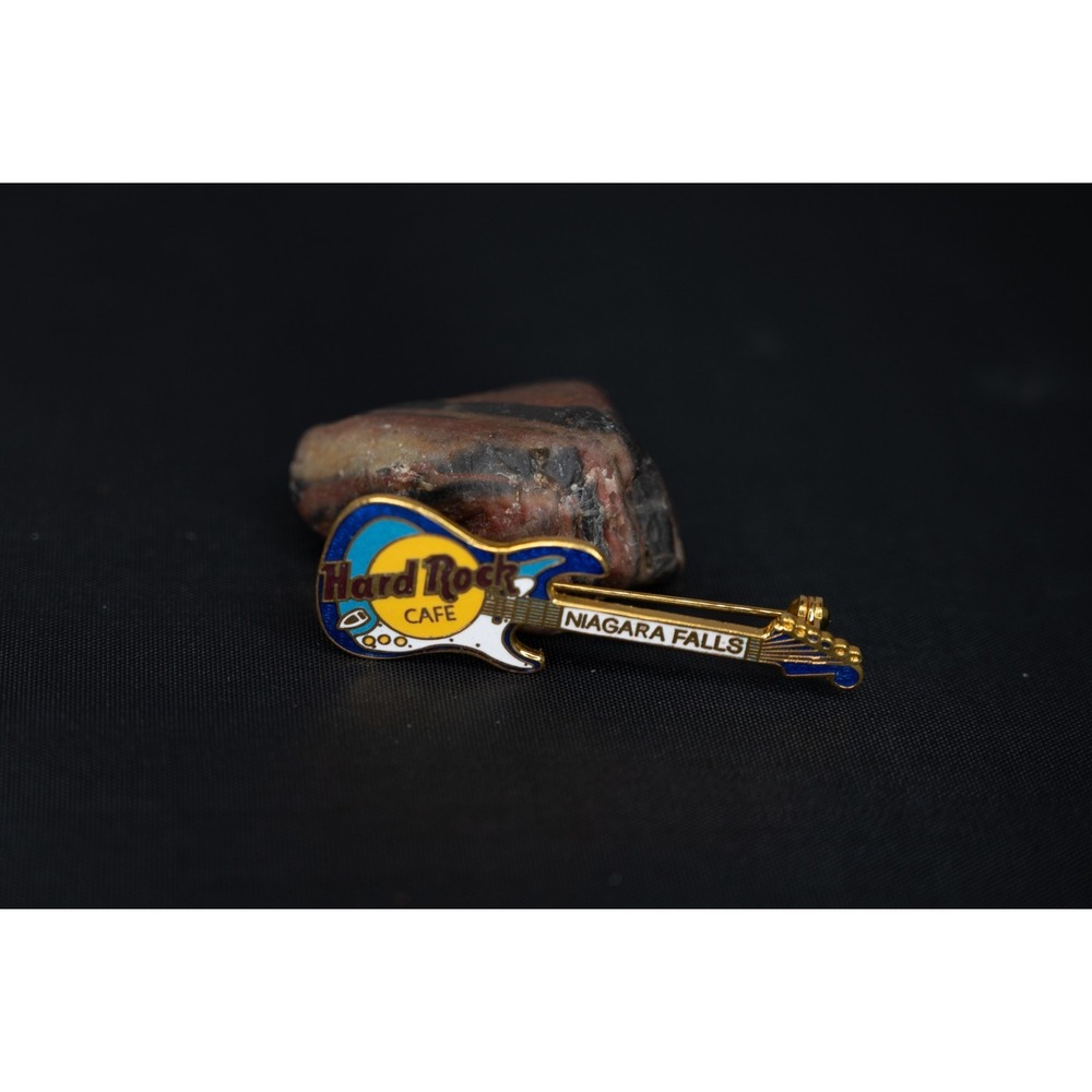 Hard Rock Cafe Pin Niagara‎ Falls Fender Guitar 2 tone Blue/White vintage